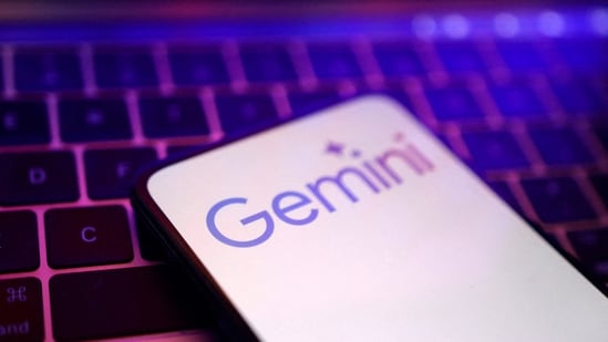 Apple planea lanzar un Siri renovado para marzo de 2024, integrando Gemini de Google para mejorar las capacidades de inteligencia artificial. (REUTERS)