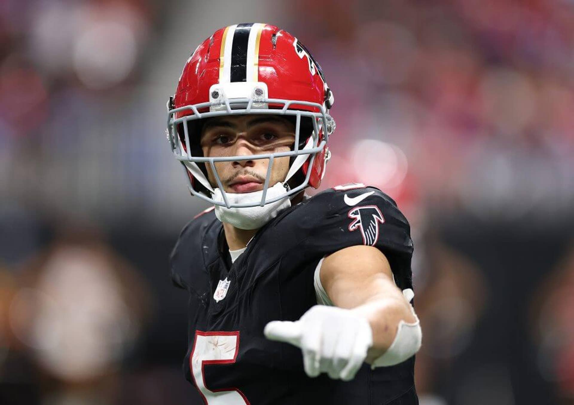 Drake London de los Atlanta Falcons se alinea contra los Buffalo Bills durante el tercer cuarto del juego entre los Buffalo Bills y los Atlanta Falcons el 13 de octubre de 2025 en el estadio Mercedes-Benz de Atlanta, Georgia.