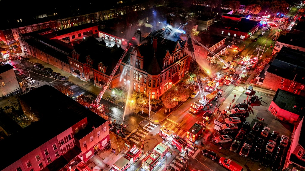 Los equipos del Departamento de Bomberos de Baltimore responden a un incendio en West 34th Street y Keswick Road en el vecindario Hampden de Baltimore el lunes 10 de noviembre de 2025.