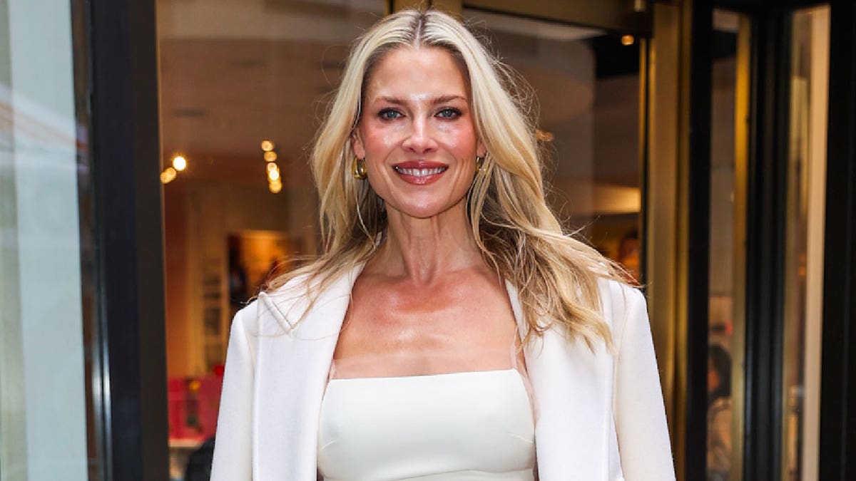 Ali Larter con un vestido y una chaqueta blancos mientras aparecía en el Today Show de la ciudad de Nueva York en noviembre de 2025.