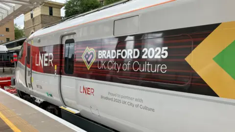 BBC/Tom Ingall Un tren LNER con palabras 