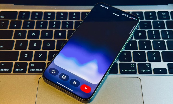 Gemini Live en un teléfono con un teclado.