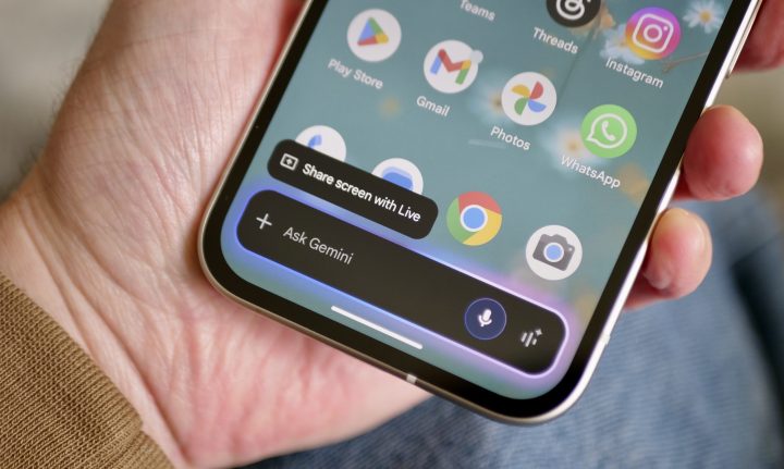 Una persona que utiliza Google Gemini en Google Pixel 9a.