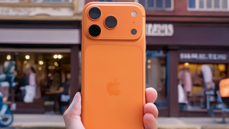 Primer plano de un iPhone 17 Pro en mano.