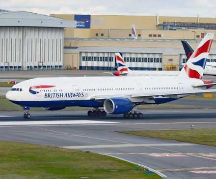 British Airways Boeing 777-200ER en la pista de Londres Heathrow-1