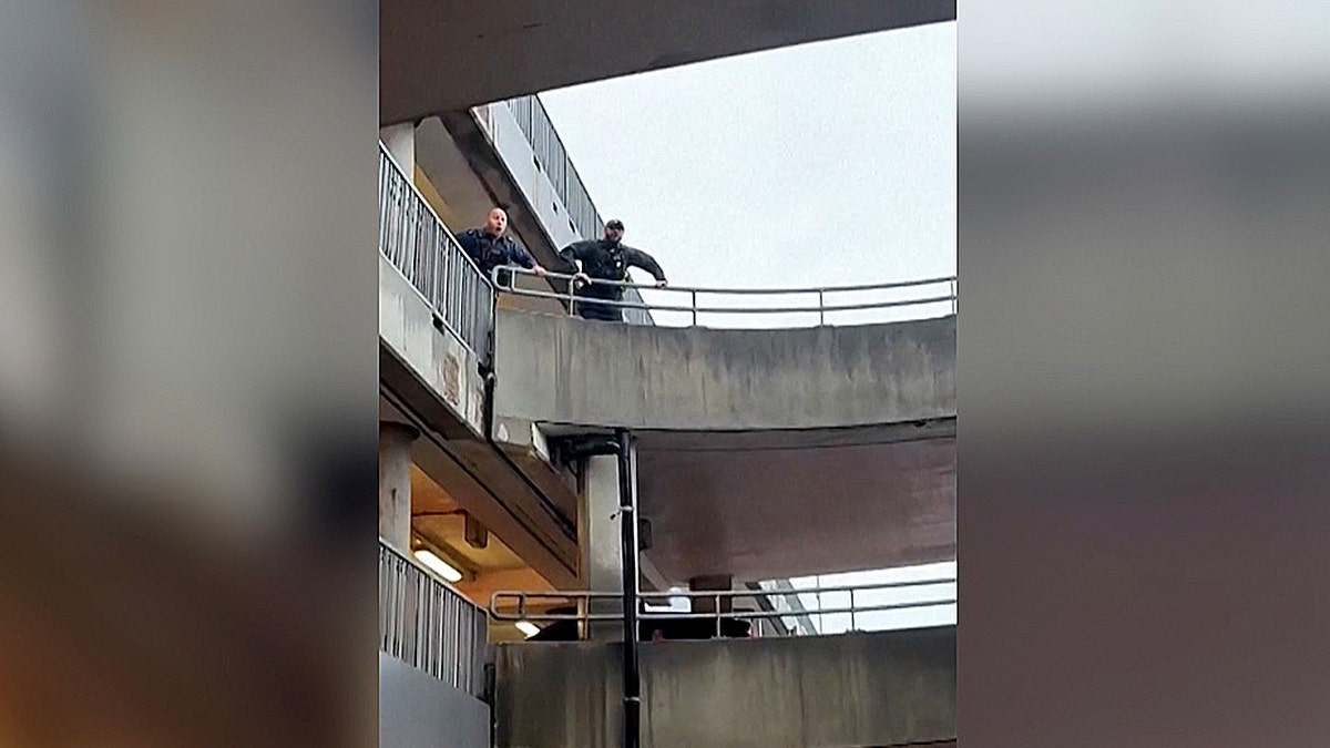 Oficiales vigilando las rejas en los niveles superiores.