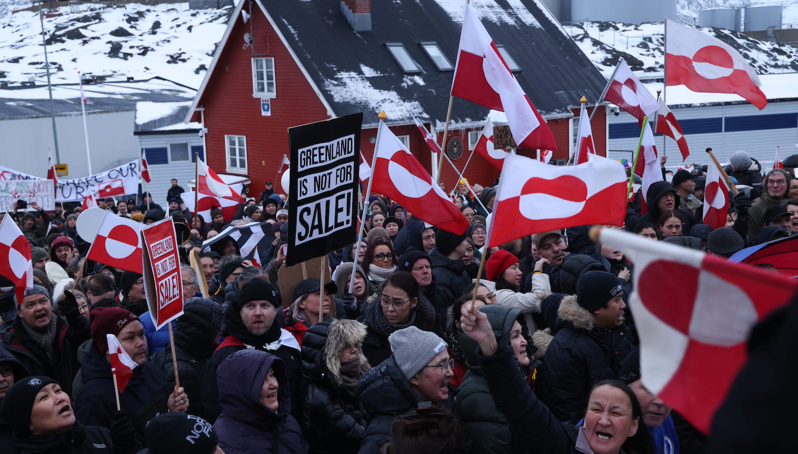 La gente porta banderas groenlandesas frente al consulado de Estados Unidos durante una protesta contra los planes anunciados por el presidente estadounidense Donald Trump de anexar Groenlandia el 17 de enero de 2026 en Nuuk, Groenlandia.