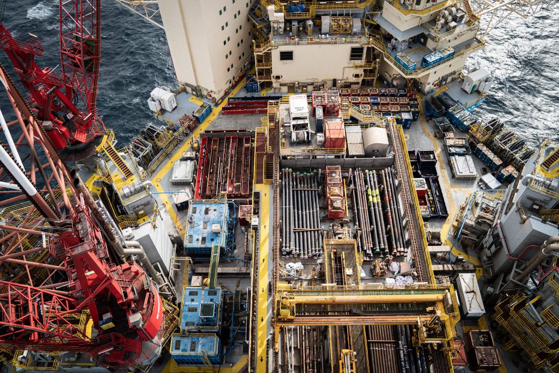 El Maersk Invincible visto desde la plataforma en medio del Mar del Norte en 2019. El Mar del Norte es el epicentro de la industria europea del petróleo y el gas.