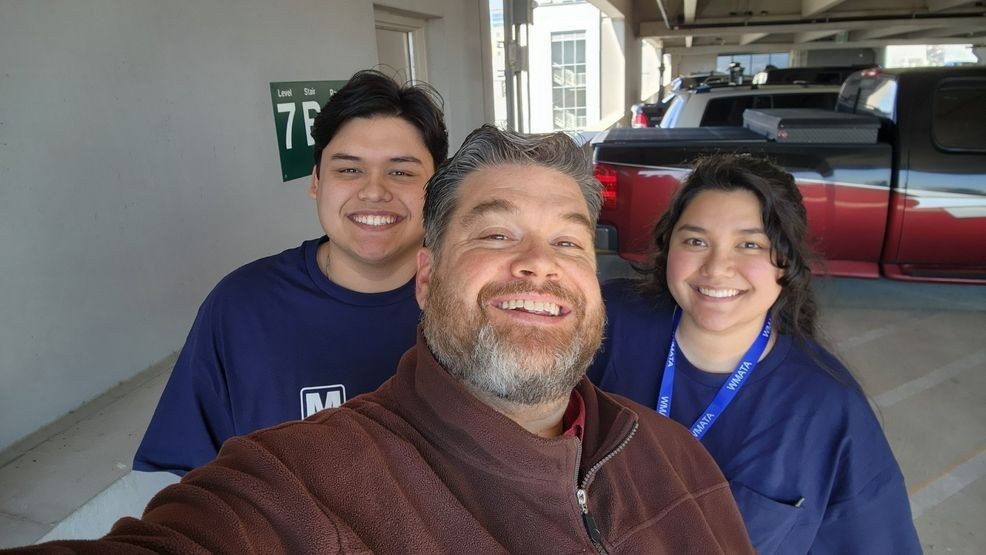 La familia Oriolo, el padre Richard y los hijos Morgan y Logan, todos trabajan para Metro. (WMATA)