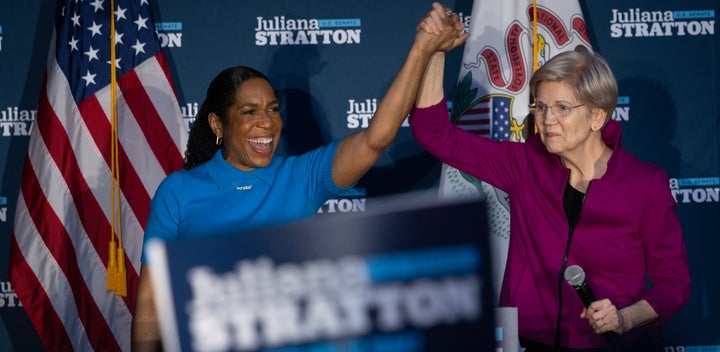 La senadora estadounidense Elizabeth Warren (D-Mass.) se une a la candidata demócrata al Senado de Illinois, la vicegobernadora Juliana Stratton, en la campaña electoral el 13 de marzo en Chicago.