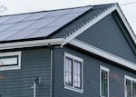 ARCHIVO - Un panel solar en un tejado orientado al sur en Portland, Oregon, el 1 de diciembre de 2022. Los créditos fiscales federales para proyectos solares residenciales finalizaron oficialmente el 31 de diciembre de 2025.