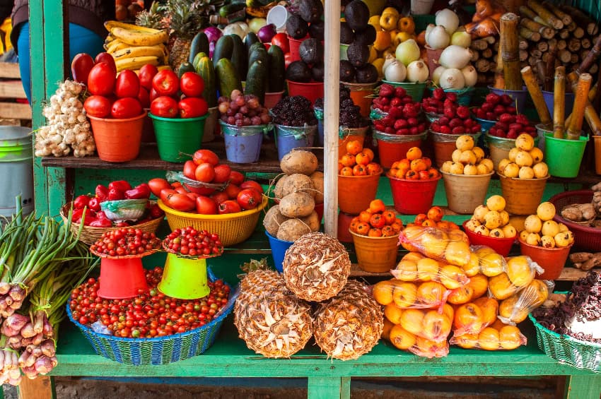Frutas y verduras en un mercado mexicano
