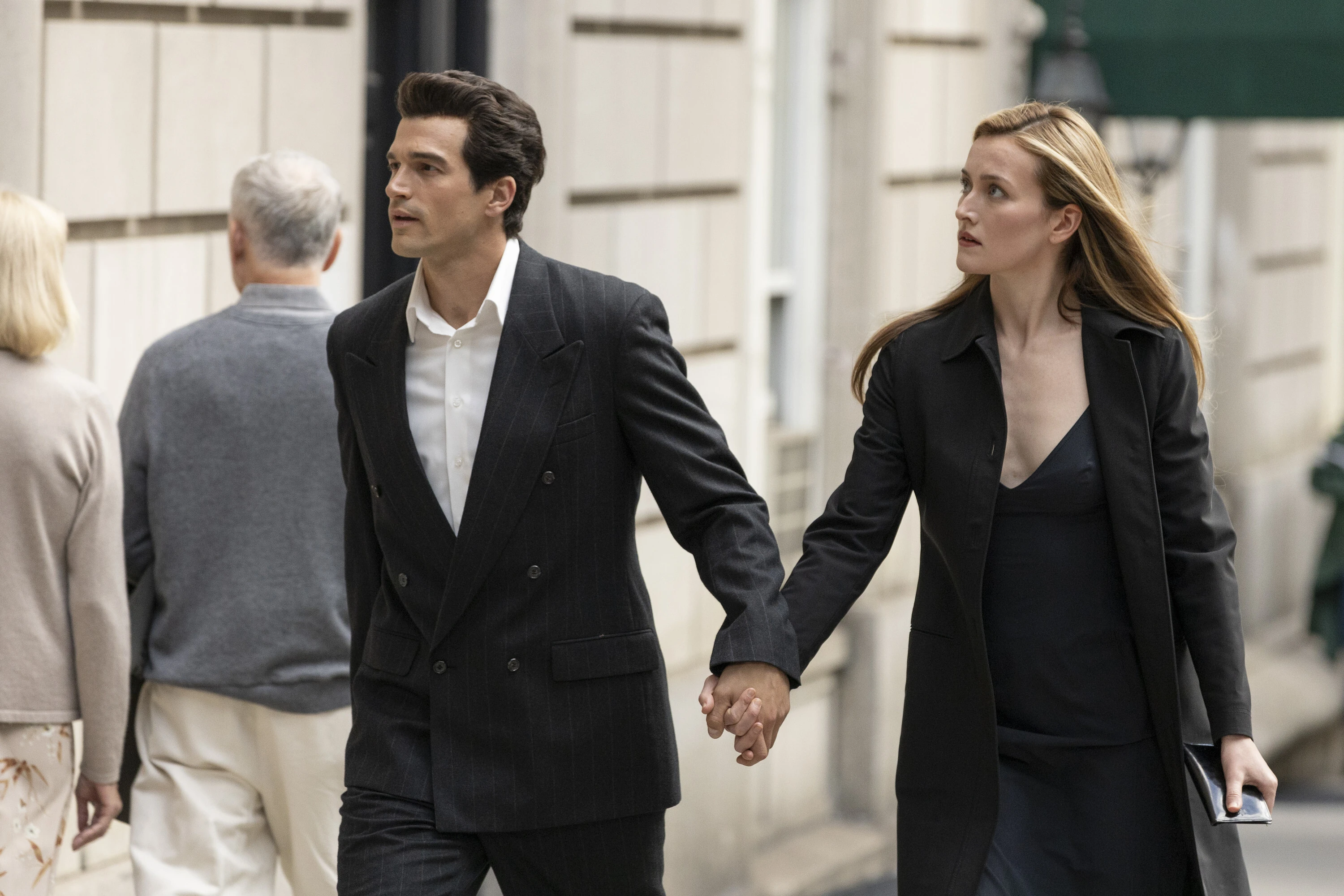Breves escenas de Carolyn y JFK Jr. en las calles de Nueva York en Love Story de FX: John F. Kennedy Jr. y Carolyn Bessette
