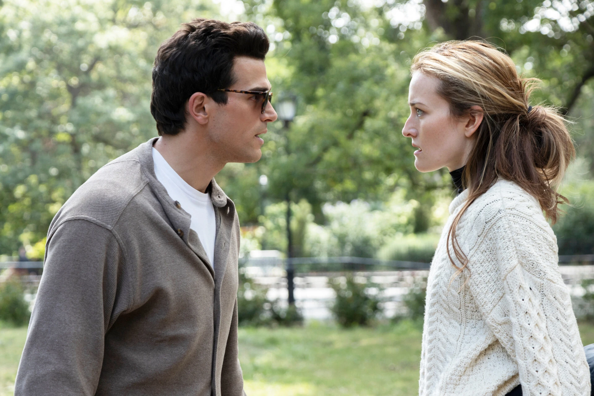 Breves escenas de Carolyn y JFK Jr. en las calles de Nueva York en Love Story de FX: John F. Kennedy Jr. y Carolyn Bessette