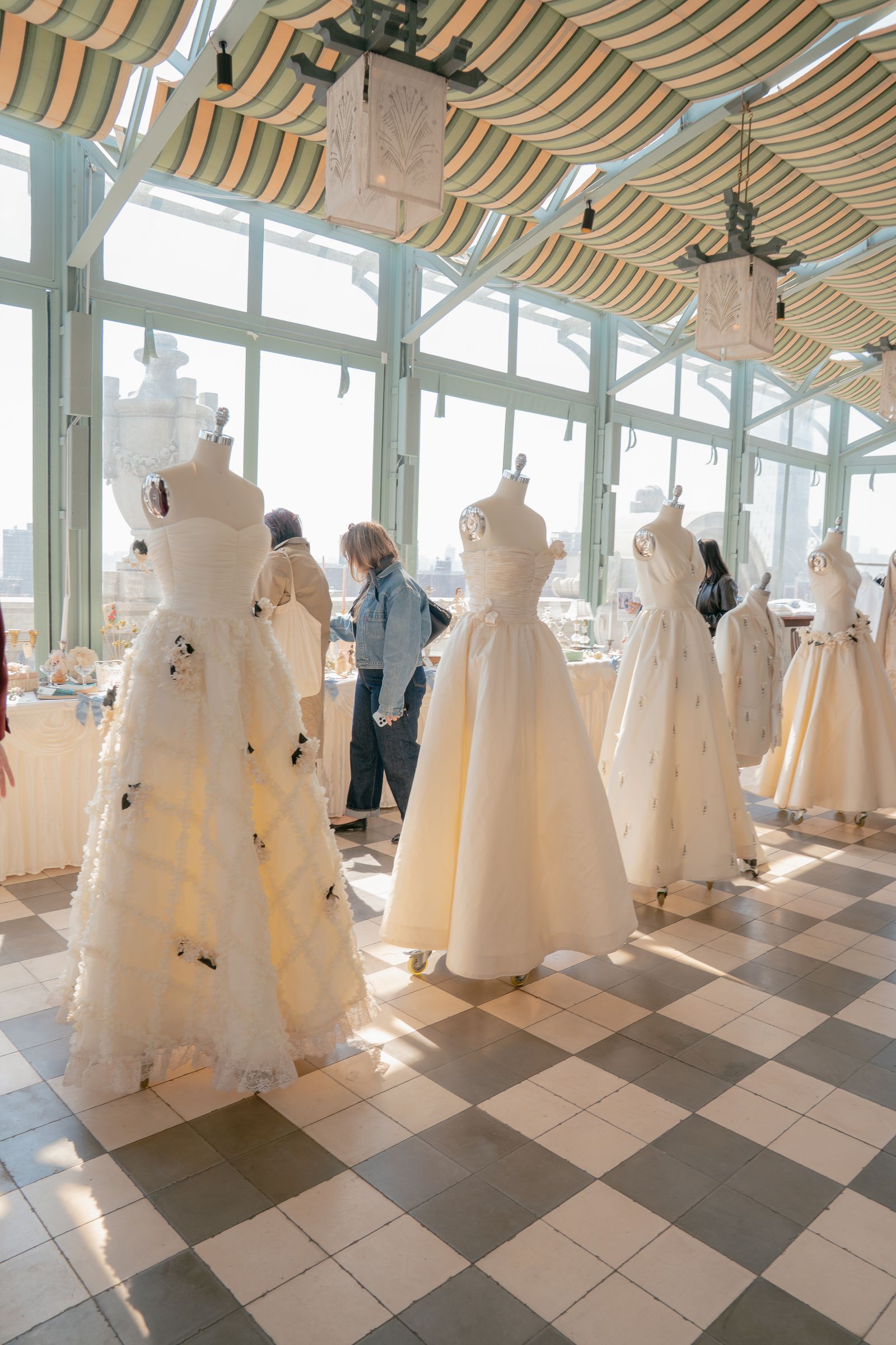 La imagen puede contener Ropa Vestido Adulto Ropa formal para adultos Ropa de moda Boda y vestido de novia