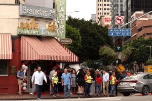 La gente asiste a la gran reapertura de The Original Pantry en el centro de Los Ángeles en septiembre de 2025.