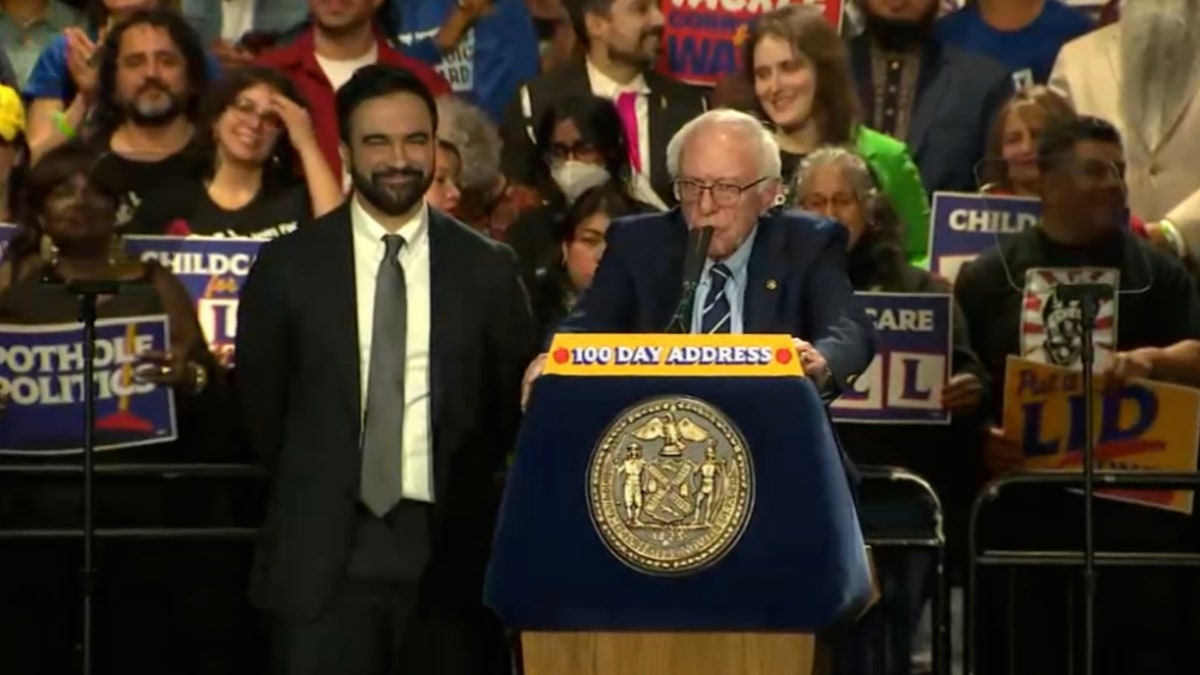 Bernie Sanders hablando en el podio