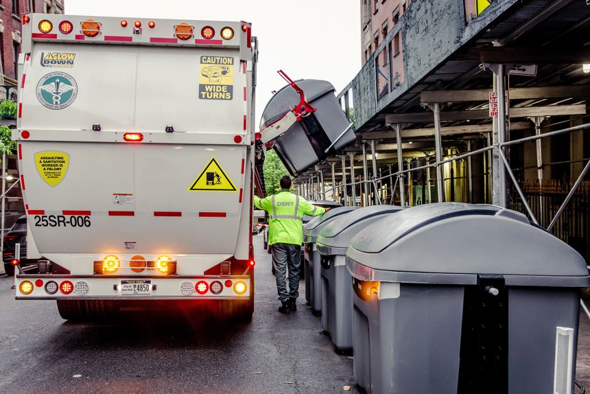 Los grandes edificios residenciales en West Harlem deben tirar la basura en grandes contenedores en la calle en lugar de amontonarla en la acera.