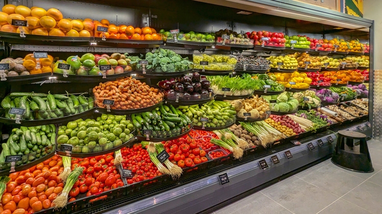La sección de productos agrícolas de una tienda de comestibles.