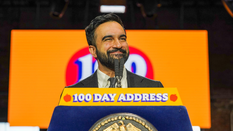 La alcaldesa Zohran Mamdani sonríe en el podio mientras pronuncia su discurso de los 100 días en Nueva York.