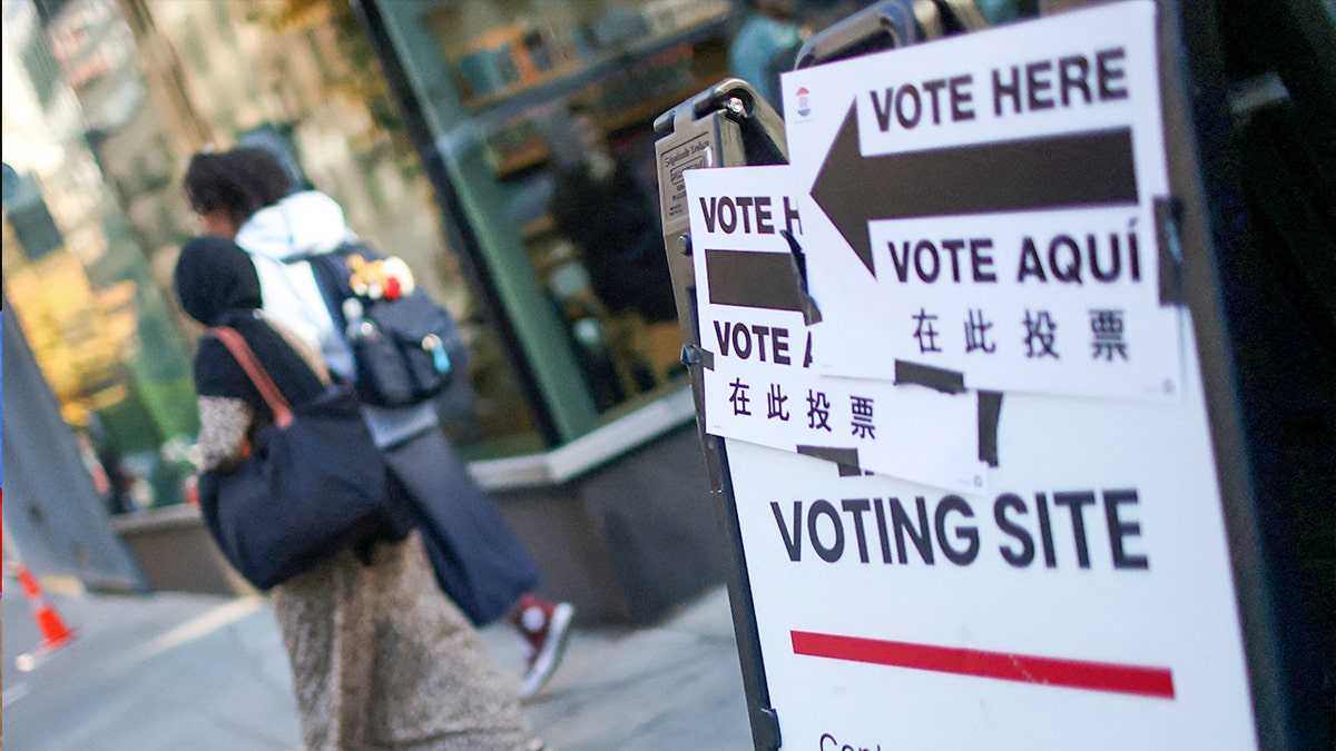 Personas yendo a un colegio electoral en Manhattan, Nueva York