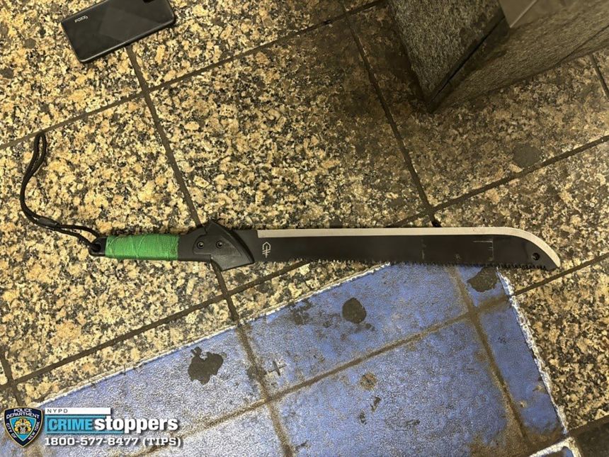 La policía de Nueva York publicó esta foto de un machete recuperado de la escena de un apuñalamiento en una plataforma del metro en la Terminal Grand Central de Nueva York el sábado.