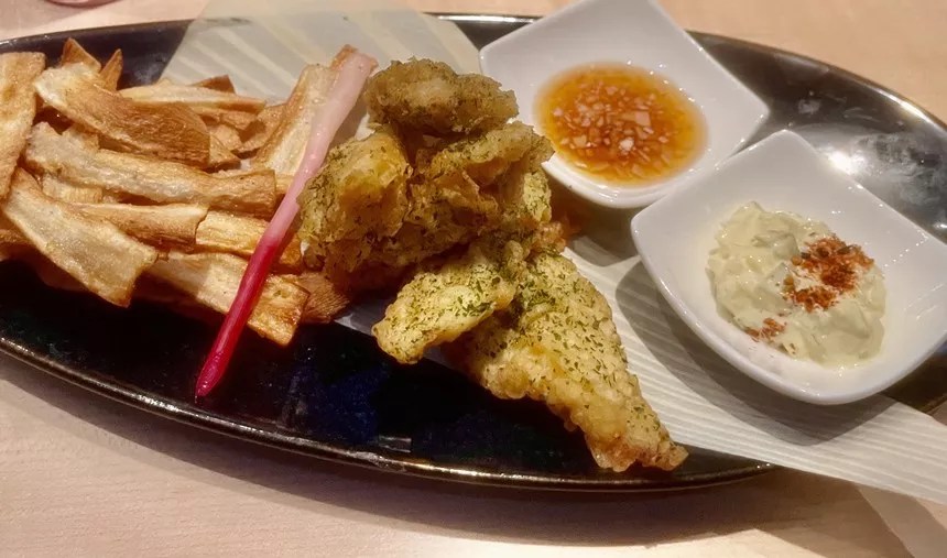 pescado y patatas fritas en sushi de perlas