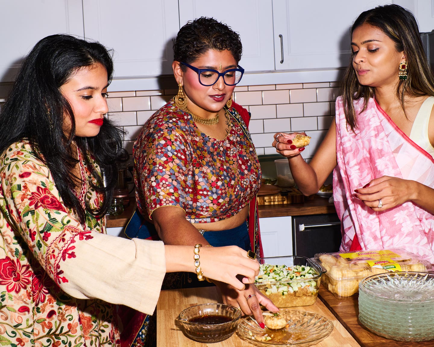 Anikah Shaokat e invitados en la cocina para el Año Nuevo bengalí