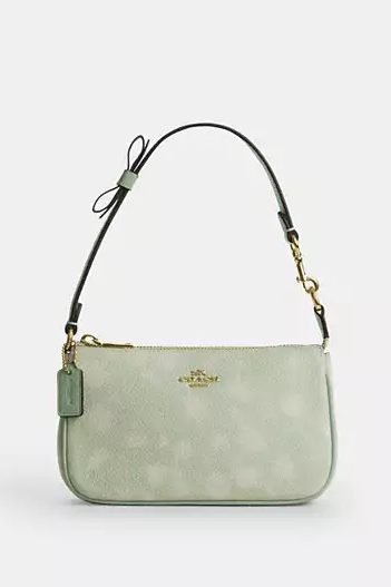 Deportiva Nolita 19 con estampado floral y lazo (antes $195)
