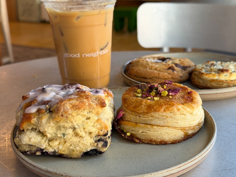 Good Neighbor's Carpet Cafe vende pasteles horneados por Crust local.