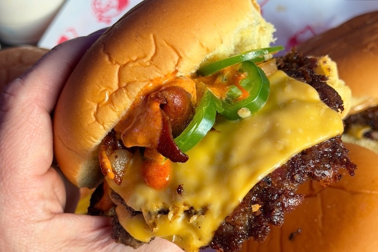 Una hamburguesa picante y pesada de Wanna Smash en Canton.