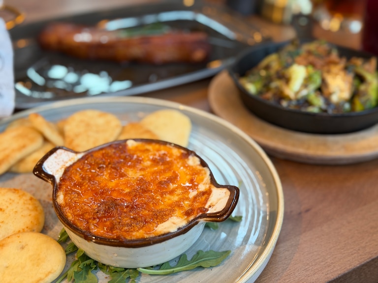 Salsa de cangrejo llameante de The Barn & Lodge en The Rotonda en Hampden.
