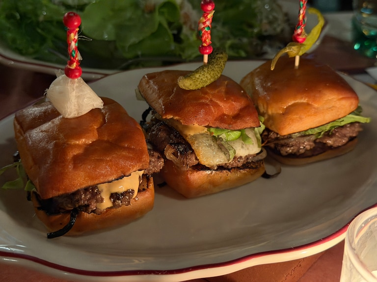 La hamburguesa Bar Dalí se sirve con tres sándwiches de costilla.