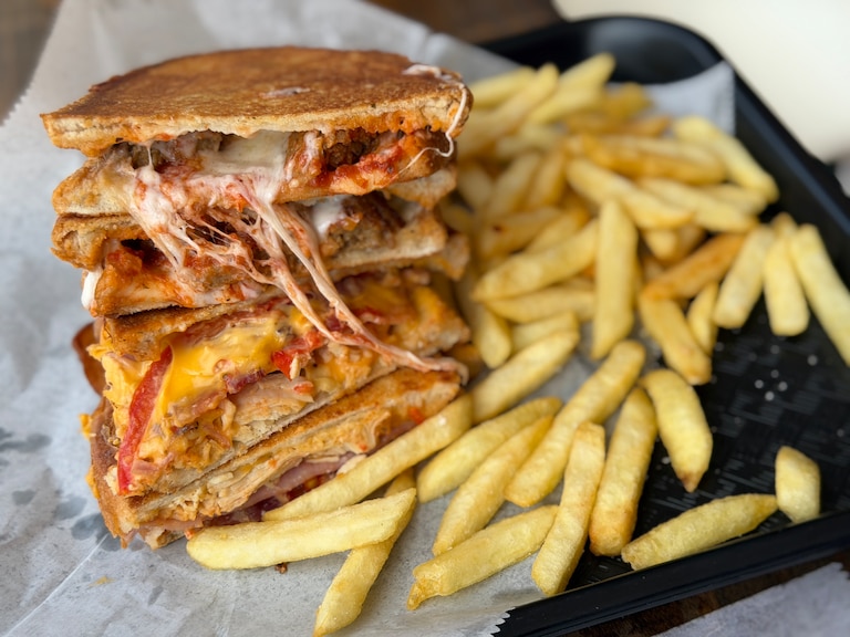Toasty Corner en Federal Hill se especializa en giros de queso a la parrilla.