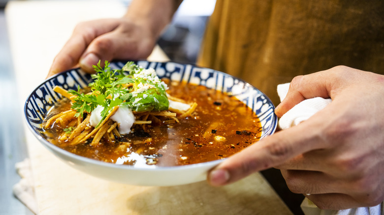 Sopa azteca en un restaurante mexicano