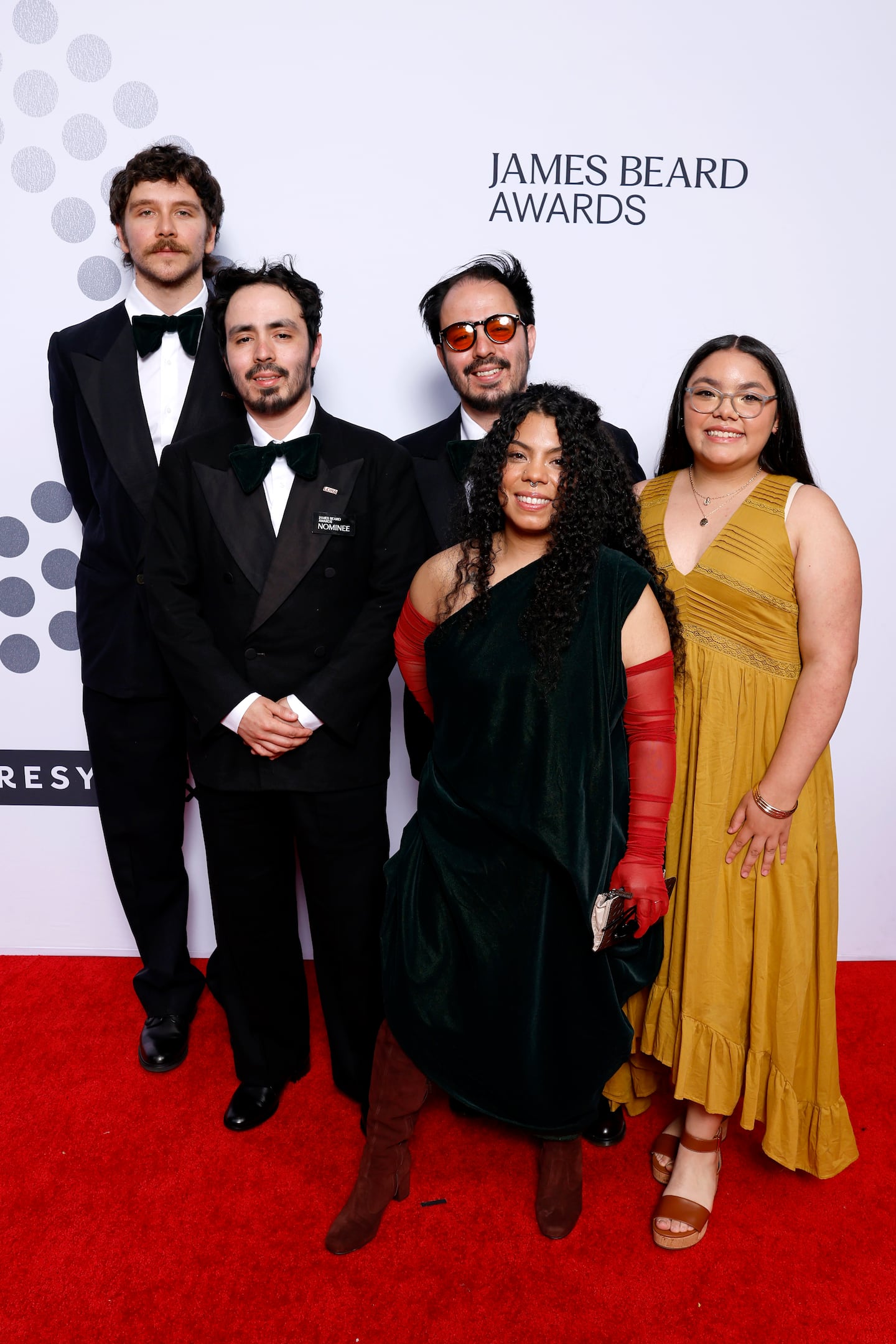 El equipo detrás de Loma de Providence, Yefri Cortave (segundo desde la izquierda), Osman Cortave (centro), Leishla Maldonado (segunda desde la derecha) y Cela Nguyen (derecha) asistieron a los Premios James Beard 2026 el lunes.