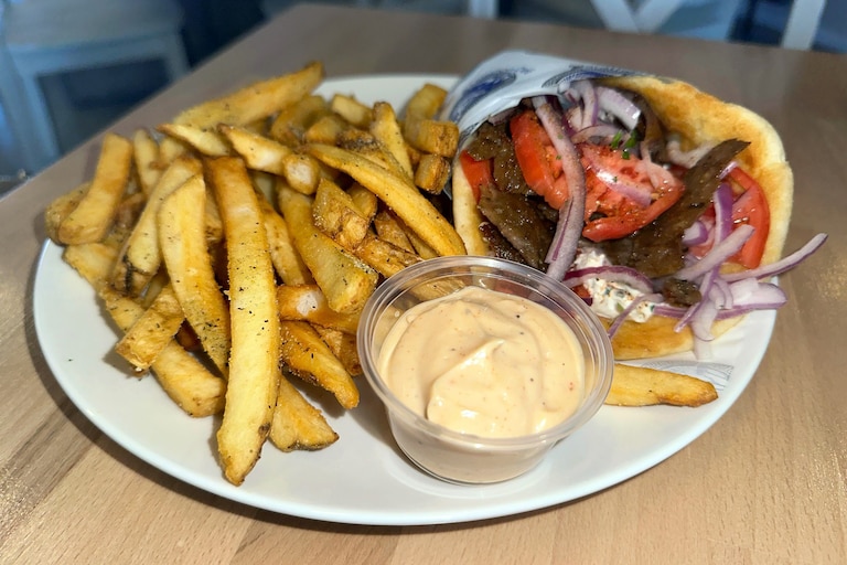 Marathon Deli, la tradicional tienda de delicatessen de College Park, ha llegado a Kensington y ofrece gyros y papas fritas Marathon, los favoritos de los fanáticos, junto con elementos de menú más sofisticados.