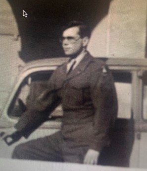 Un hombre vestido con uniforme.