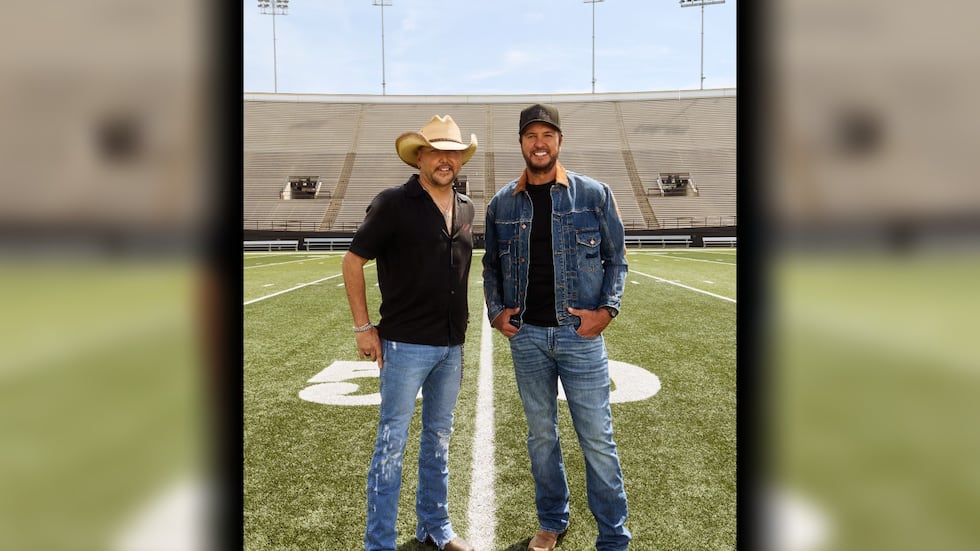 Jason Aldean (izquierda) y Luke Bryan están siendo demandados por una empresa de bienes raíces 