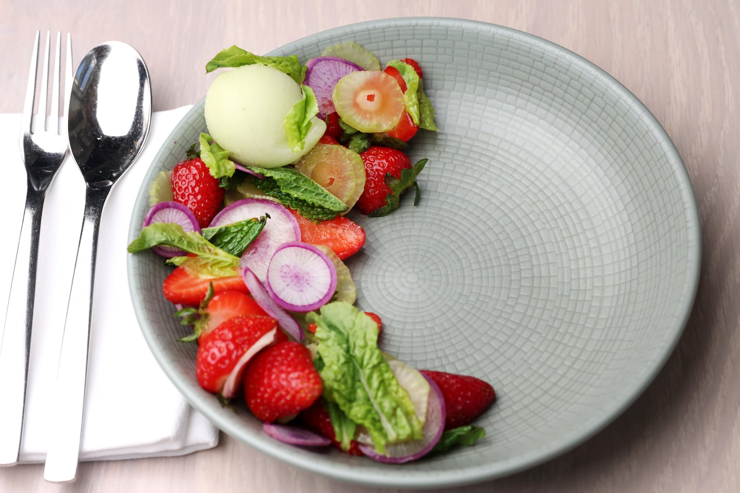Ensalada de fresas con sorbete de abeto fermentado, rábanos y celtuce. Es brillante y terroso, dulce y salado, tierno y crujiente.
