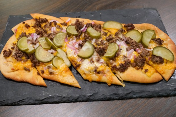 El pan plano de hamburguesa con queso fue uno de los platos que se sirvieron para degustar en la celebración inaugural de Pennsylvania Beef Trail el viernes 29 de mayo de 2026 en Saucony Creek Brewing Co. en Kutztown. La ciudad creó un recurso en línea que destaca y mapea platos de carne de res designados en los restaurantes de Pensilvania. (Sharon Merkel/Especial para The Morning Call)