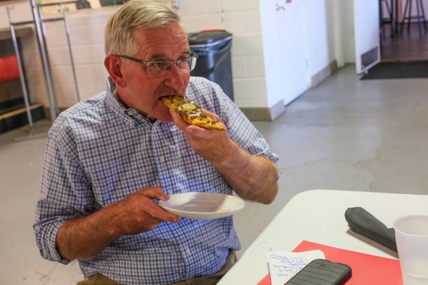 Russell Redding, Secretario de Agricultura de Pensilvania, maneja muestras de platos de carne durante la celebración del lanzamiento de Pennsylvania Beef Trail, el viernes 29 de mayo de 2026, en Saucony Creek Brewing Co. en Kutztown. La ciudad creó un recurso en línea que destaca y mapea platos de carne de res designados en los restaurantes de Pensilvania. (Sharon Merkel/Especial para The Morning Call)