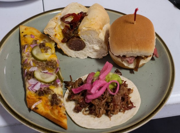 El viernes 29 de mayo de 2026 se sirvió una hamburguesa con queso, una salchicha de ternera italiana dulce, un sándwich de ternera ahumado en frío y una muestra de carne asada ahumada en Saucony Creek Brewing Co. en Kutztown durante la celebración del lanzamiento de Pennsylvania Beef Trail. La ciudad creó un recurso en línea que destaca y mapea platos de carne de res designados en los restaurantes de Pensilvania. (Sharon Merkel/Especial para The Morning Call)