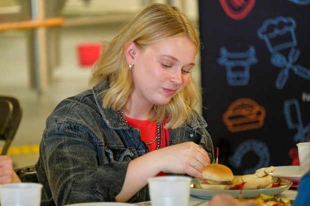Kylie Lusk, del PA Beef Council, prueba platos de carne durante la celebración del lanzamiento de Pennsylvania Beef Trail, el viernes 29 de mayo de 2026, en Saucony Creek Brewing Co. en Kutztown. La ciudad creó un recurso en línea que destaca y mapea platos de carne de res designados en los restaurantes de Pensilvania. (Sharon Merkel/Especial para The Morning Call)
