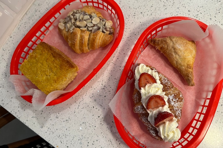 Los pasteles que se exhiben en La Baguette Antojitos son solo el comienzo de su menú.