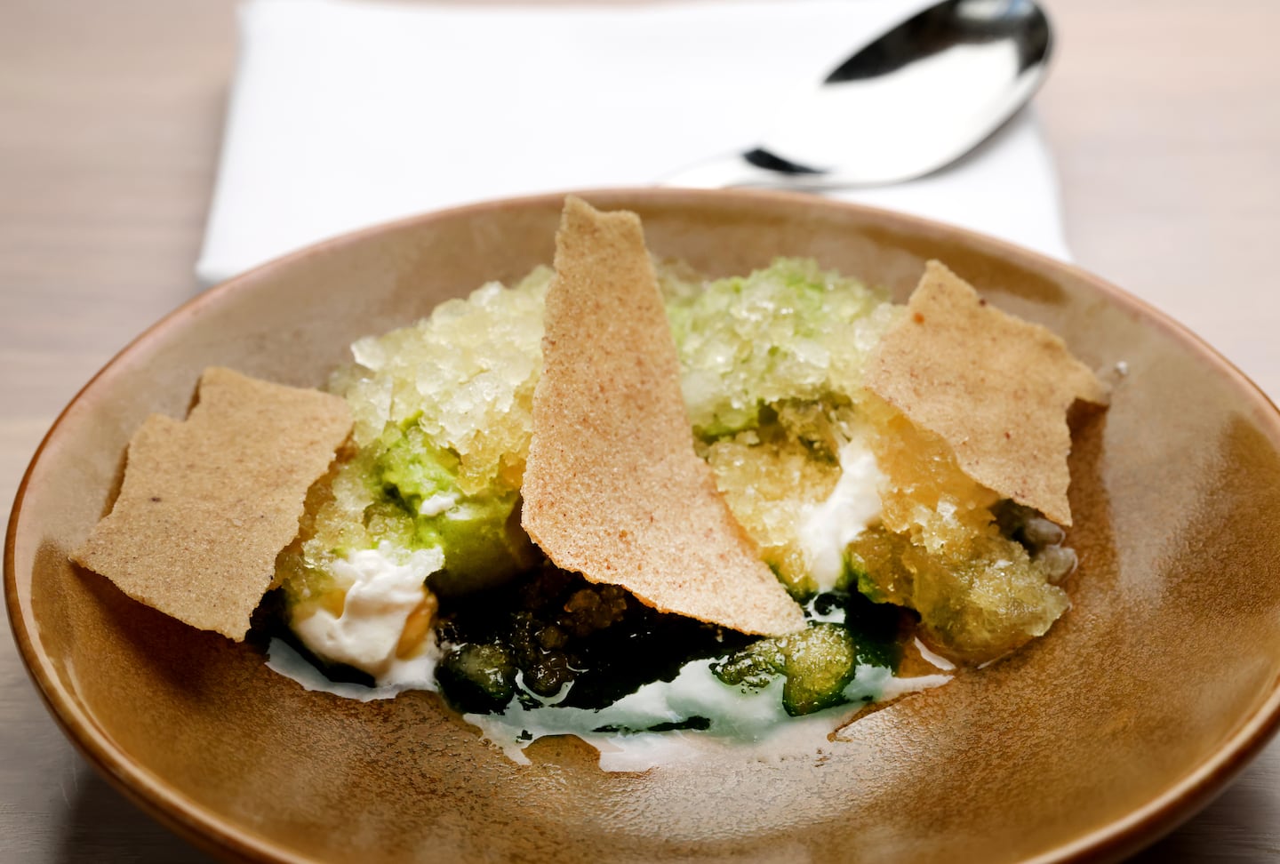 El parfait de hierbas primaverales con granizado de verbena, sorbete de hojas de sésamo y panna cotta de flor de saúco es como la creación de un duende del bosque que ha viajado con mochila por Asia.