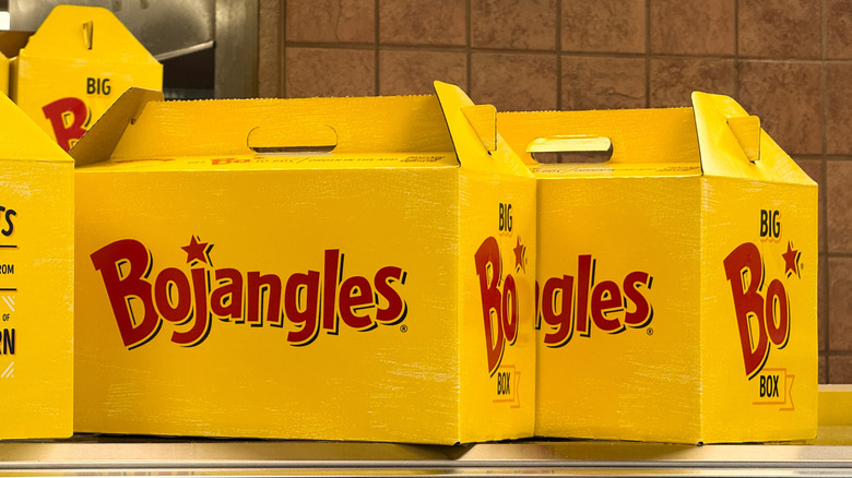 Un par de contenedores Bojangles en un estante