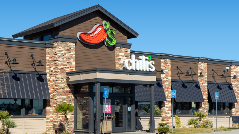 La entrada principal y la señalización de un restaurante Chili's.