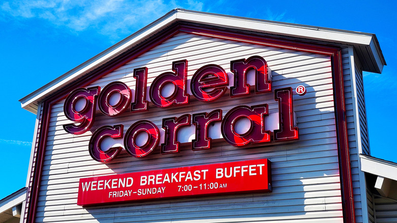 Señale el frente de la tienda Golden Corral en un día soleado.