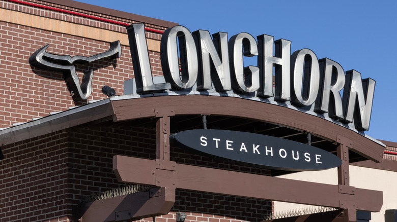 Una vista cercana de un letrero de LongHorn Steakhouse frente al edificio